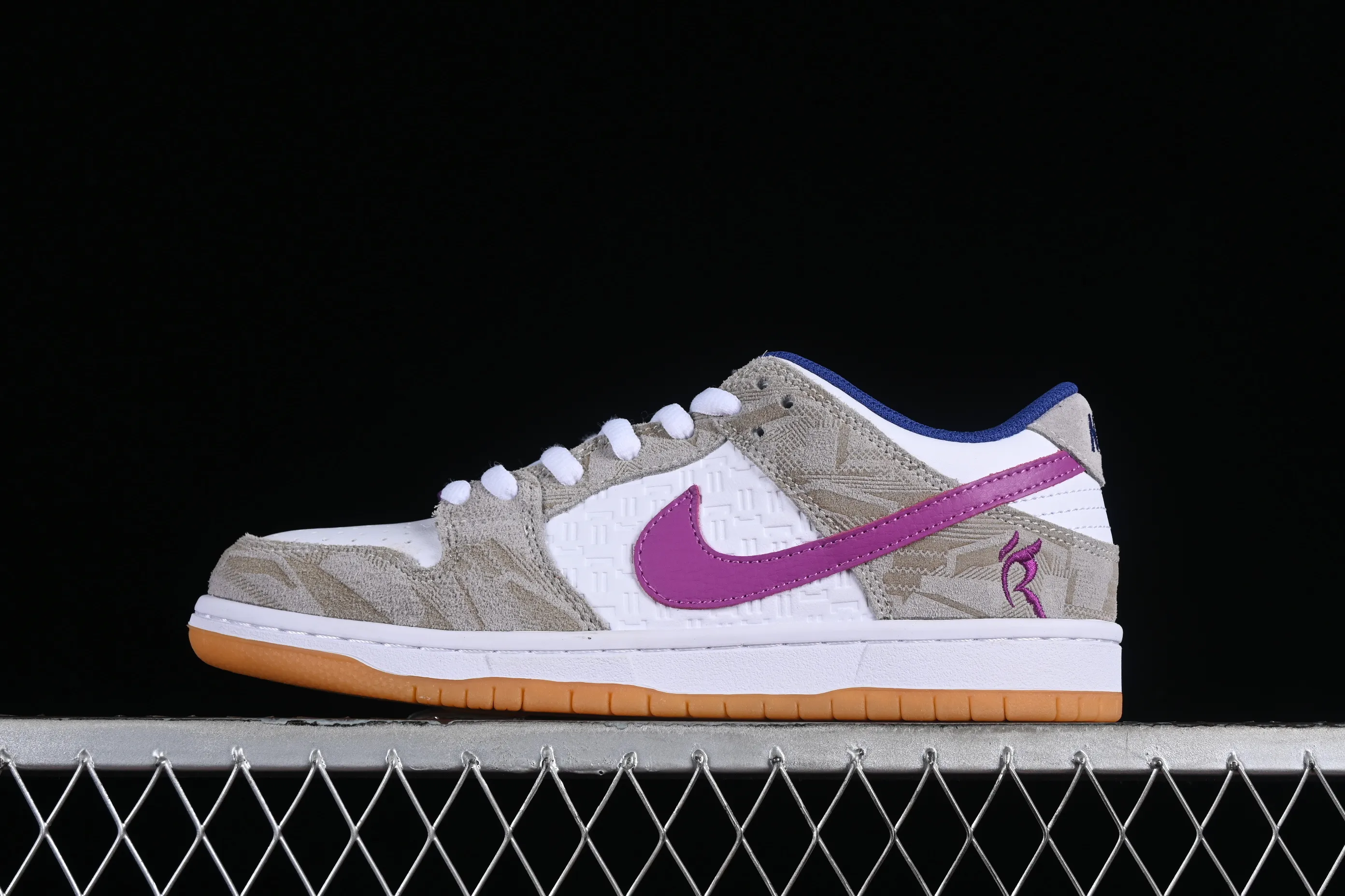 All Categories Nk SB Dunk Series Nk SB Dunk Low Low-top sneakers Cost-effective version Rayssa Leal x Nk SB Dunk Low Brazilian skateboarding goddess joint model SB low-top casual sneakers FZ5251-001